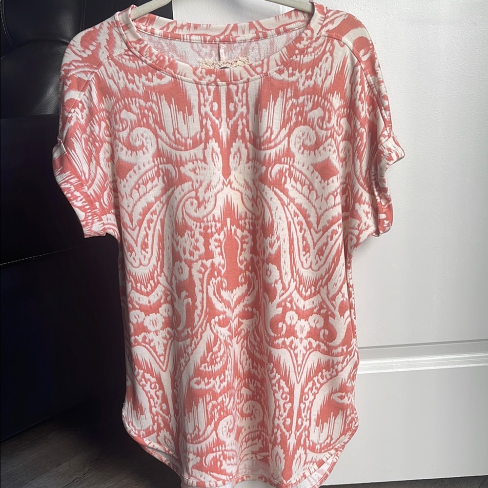 Women Top NWT- Cupid beach size XL short sleeve Peach and Cream